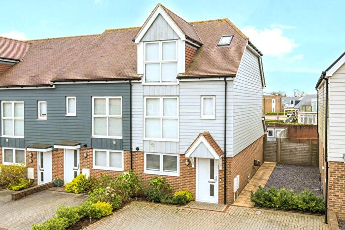 3 Bedroom Semi Detached House For Sale In Juniper Way, Hawkinge, CT18