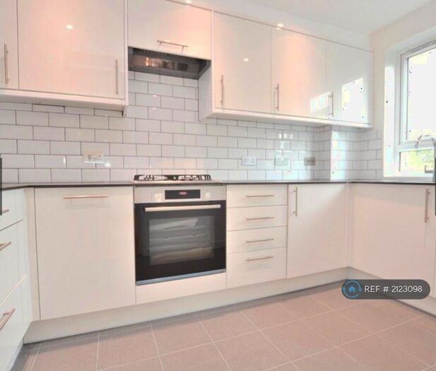 2 Bedroom Flat To Rent In Abbotts Road, Barnet, EN5