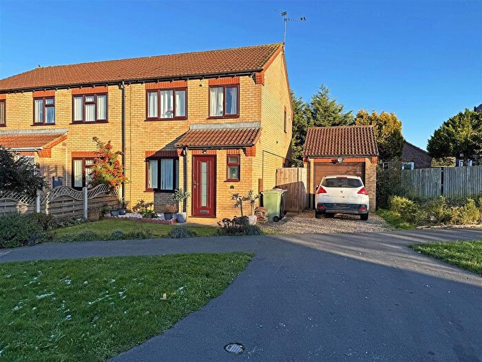 3 Bedroom Semi-Detached House For Sale In Primrose Way, Stamford, PE9