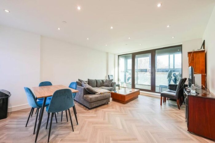 2 Bedroom Flat For Sale In Larkshall Road, Chingford, E4