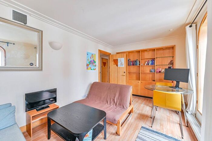 1 Bedroom Flat For Sale In St Martins Lane, Covent Garden, London, WC2H