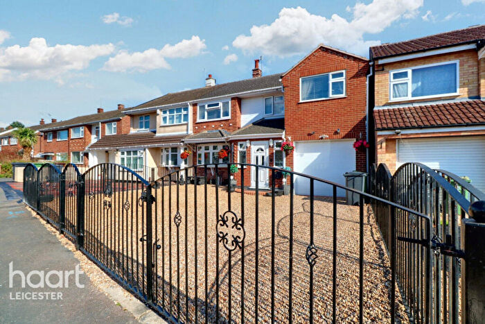 4 Bedroom Semi-Detached House For Sale In Ivydale Road, Leicester, LE4