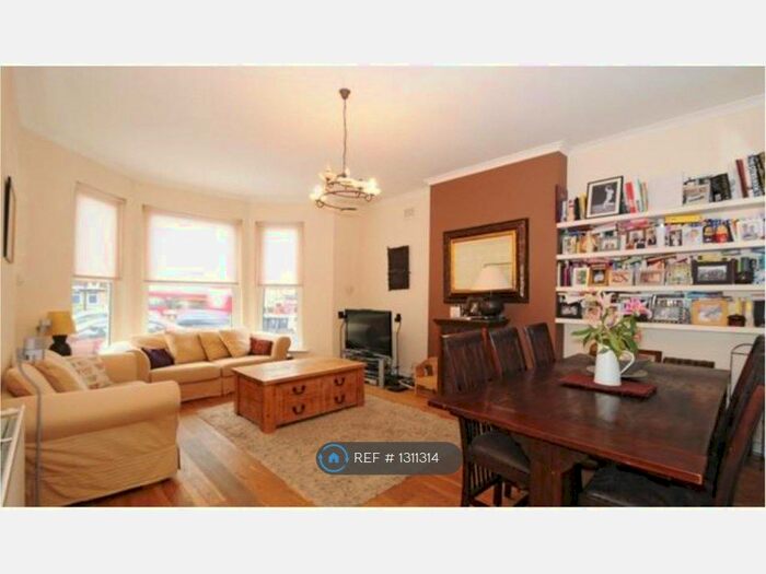 3 Bedroom Flat To Rent In Colney Hatch Lane, London N10