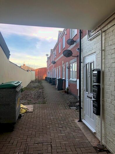 2 Bedroom Flat To Rent In High Street, Cradley Heath, B64