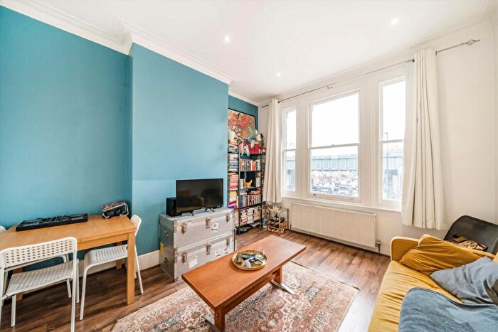 2 Bedroom Flat To Rent In Cambridge Heath Road, Cambridge Heath, E2