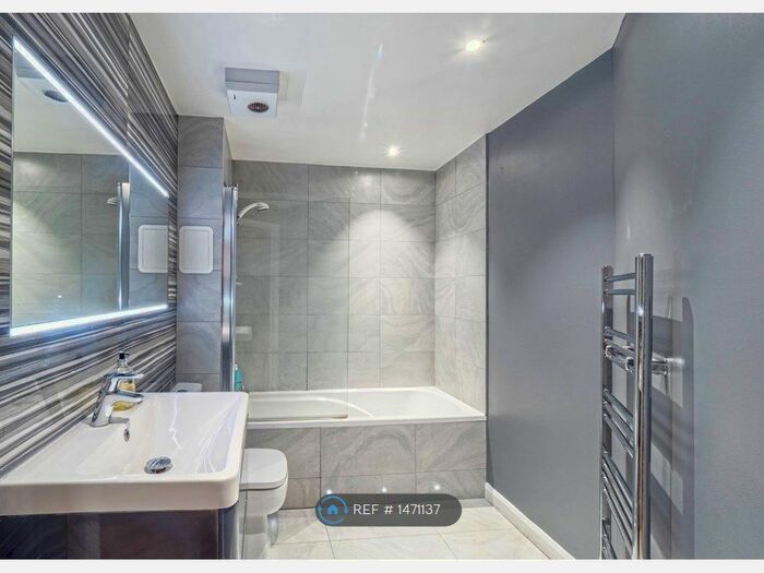 1 Bedroom Flat To Rent In Electra Court, London, NW2