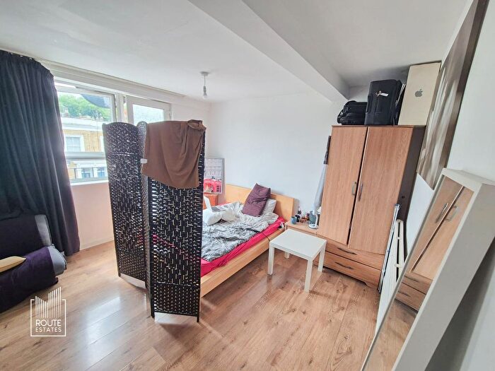 3 Bedroom Flat To Rent In Lever Court, Poole Road, Hackney, E9
