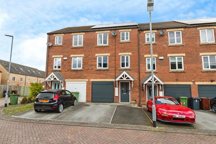 4 Bedroom Town House For Sale In Hyde Way, Wakefield, West Yorkshire, WF3