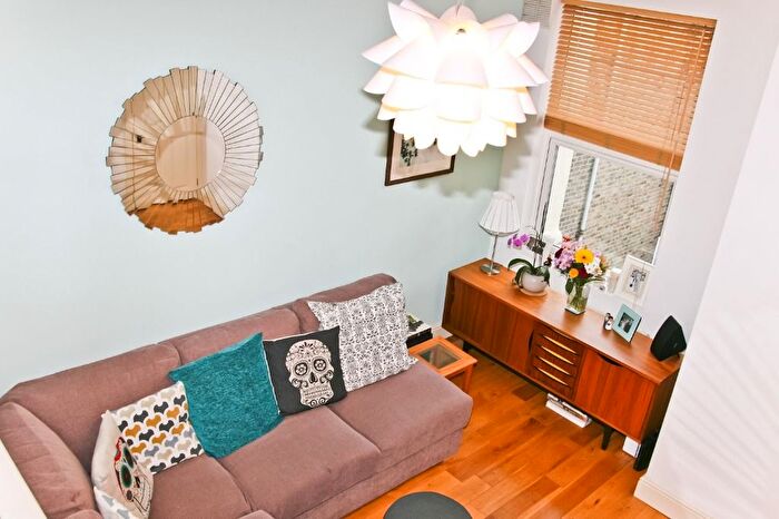 3 Bedroom Flat To Rent In Ulverstone Road, West Norwood, London, SE27