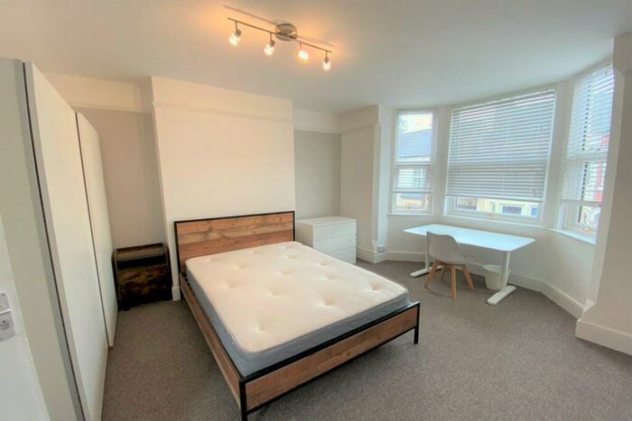 6 Bedroom Semi-Detached House To Rent In Gregory Avenue, Lenton, NG7