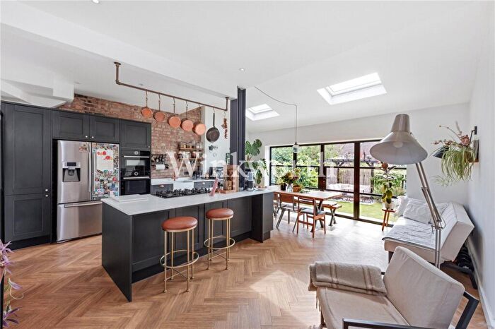 3 Bedroom End Of Terrace House For Sale In Hamilton Crescent, London, N13