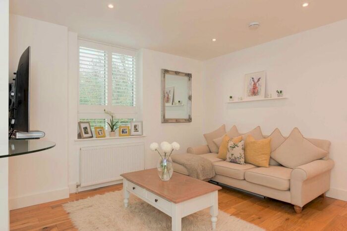 1 Bedroom Flat To Rent In Rutland House, Epsom, KT18