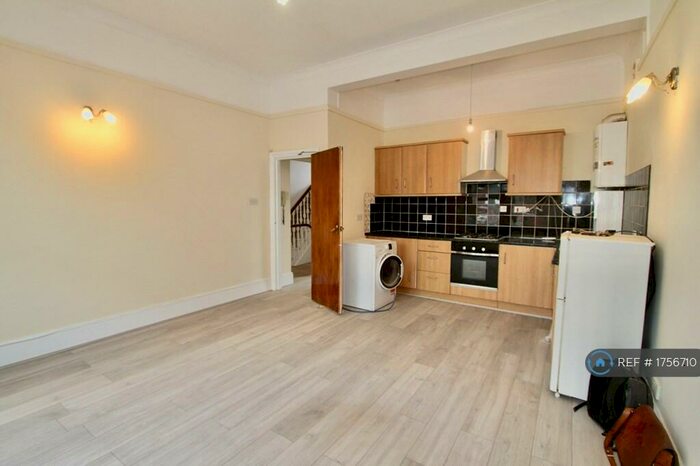 2 Bedroom Flat To Rent In Whitworth Road, London, SE25