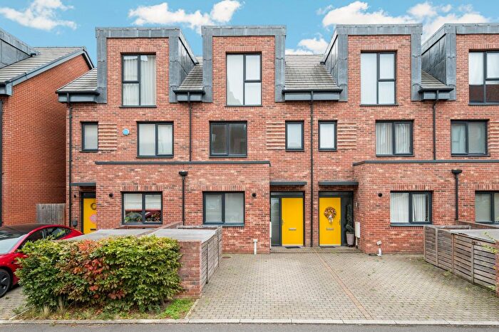 3 Bedroom Terraced House For Sale In Reynard Way, TW8