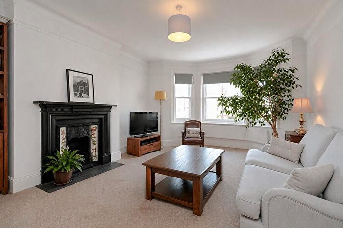 3 Bedroom Flat To Rent In Baker Street, Marylebone, London, W1U