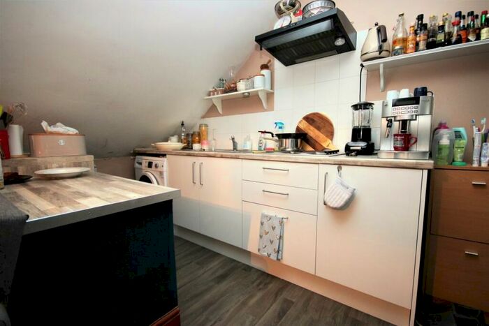 Flat To Rent In Church Lane, Turnpike Lane, N8