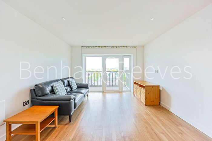 2 Bedroom Flat To Rent In Fairbank House, Beaufort Square, NW9