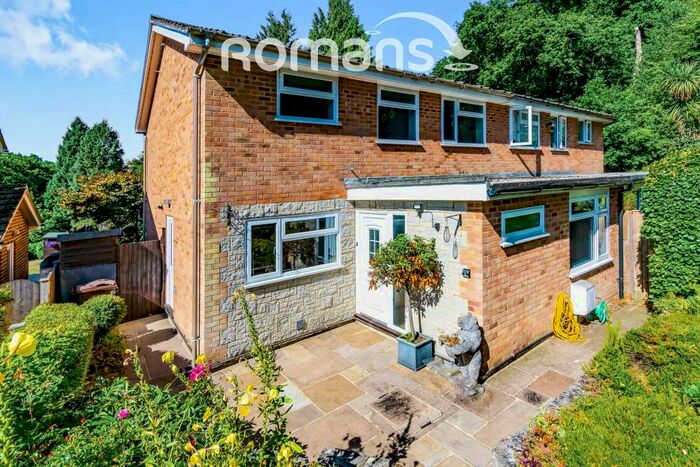 3 Bedroom Semi-Detached House To Rent In Sunvale Close, GU27