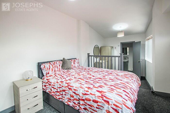 6 Bedroom Terraced House To Rent In Lever Edge Lane, Bolton, Greater Manchester, BL3