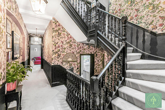 5 Bedroom Detached House To Rent In Old Park Road, N13