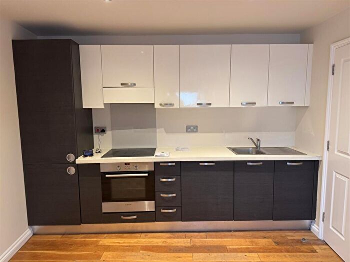 2 Bedroom Flat To Rent In Hill House, Western Road, Hove, BN3