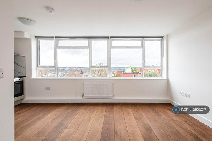 Studio To Rent In Ballards Lane, London, N3