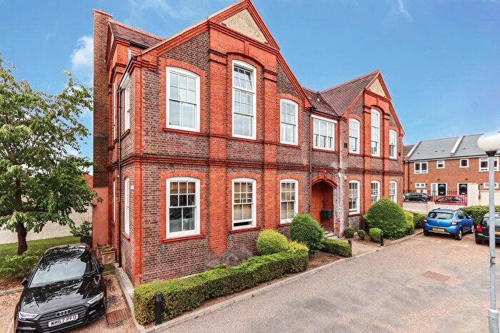 2 Bedroom Flat For Sale In College Yard, Gammons Lane, Watford, Hertfordshire, WD24