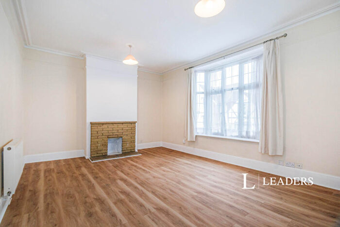 3 Bedroom Flat To Rent In Church Street, Church Street, KT13