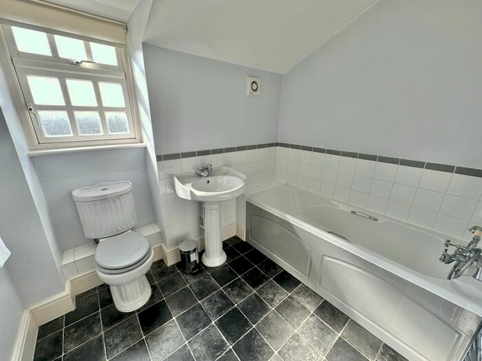 5 Bedroom Town House To Rent In Lansdowne Place, Wincanton, BA9