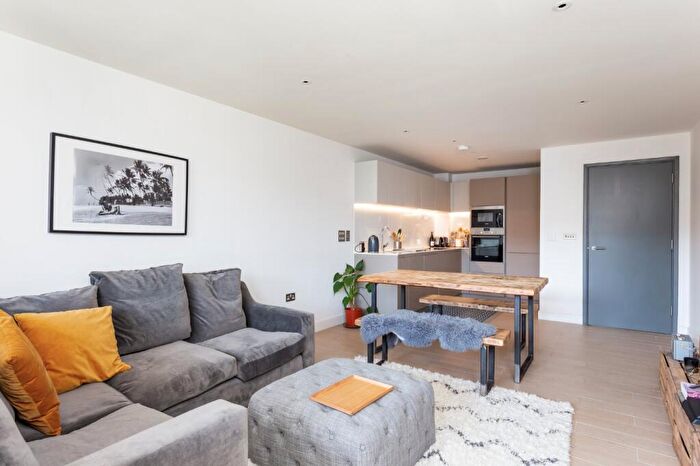 2 Bedroom Apartment To Rent In Canalside Square, London, N1
