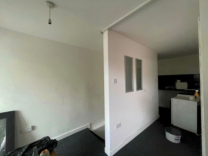 2 Bedroom Flat To Rent In Shields Road, Newcastle Upon Tyne, NE6