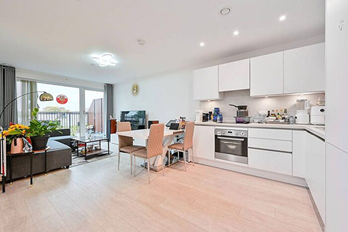 1 Bedroom Flat To Rent In East Acton Lane, East Acton, London, W3