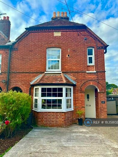 3 Bedroom End Of Terrace House To Rent In Jubilee Villa, Hook, RG27