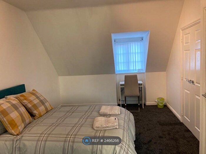 4 Bedroom Semi-Detached House To Rent In Ogden Lane, Manchester, M11