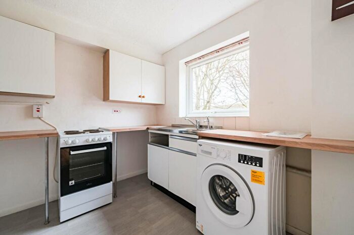 2 Bedroom Flat To Rent In Meads Court, Stratford, London, E15