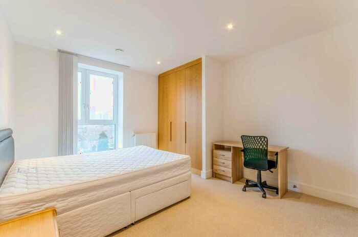 3 Bedroom Flat To Rent In St Vincent Court, Canning Town, London, E16