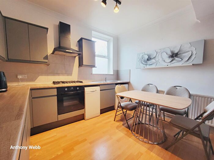 1 Bedroom Flat To Rent In Green Lanes, Palmers Green, N13