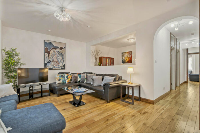 3 Bedroom Flat To Rent In Redcliffe Gardens, London, SW10