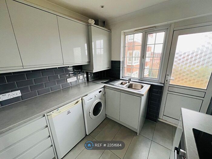 1 Bedroom Flat To Rent In Lyndhurst Court, London, E18