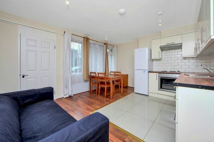 4 Bedroom Maisonette To Rent In Forsyth Gardens, London, Kennington, Southwark, London, SE17