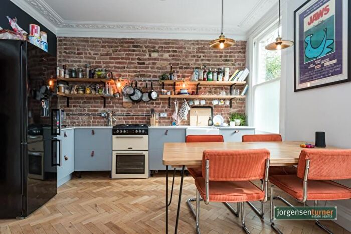 2 Bedroom Flat To Rent In Devonport Road, Shepherd's Bush, London, W12