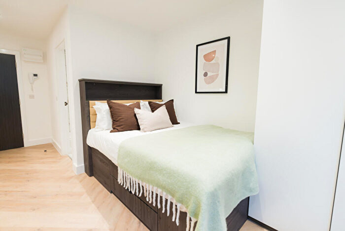 Apartment To Rent In Apt, Churchill House Residence #, LS1