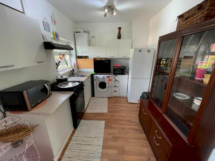 2 Bedroom Flat To Rent In Cuckoo Dene, Hanwell, W7