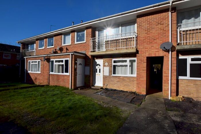 2 Bedroom Maisonette To Rent In Twyford Court, Maidstone, ME14
