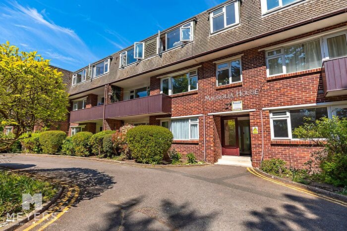 2 Bedroom Flat For Sale In Redhill Drive, Bournemouth, BH10