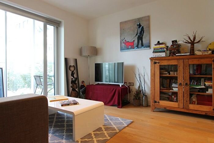 2 Bedroom Flat To Rent In Fenn Mansions, Love Lane, London, SE18