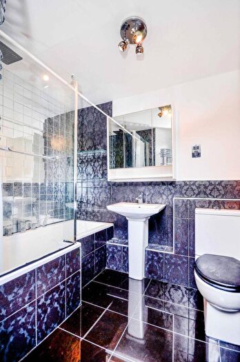 2 Bedroom Flat To Rent In Westferry Road, Isle Of Dogs, London, E14