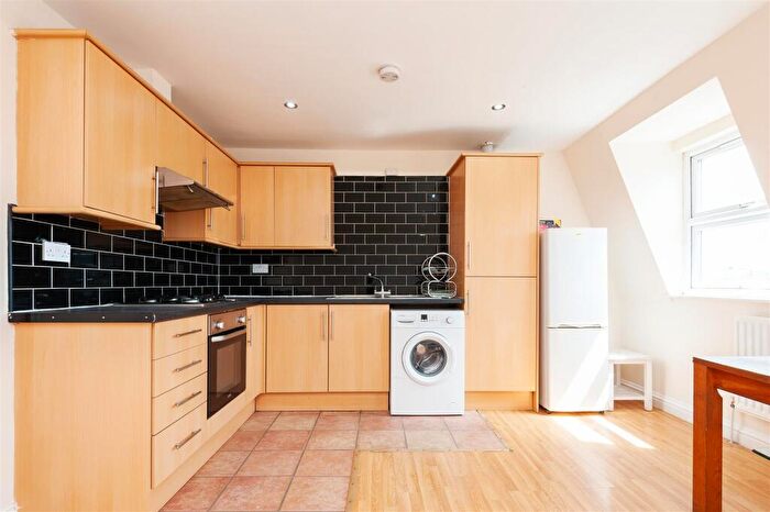 2 Bedroom Flat To Rent In Bethnal Green Road, London, E2