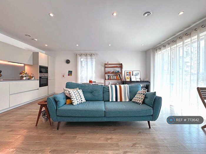 3 Bedroom Flat To Rent In Station Approach, London, SE26