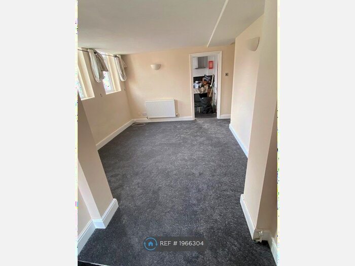 2 Bedroom Maisonette To Rent In Chapel Court, West Wickham, BR4